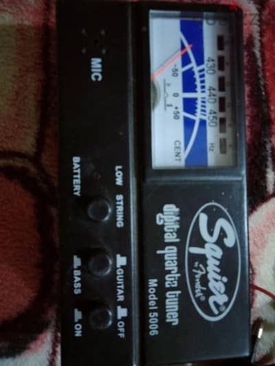موالف جيتار وباس رقمي من نوع squier fender طراز ٥٠٠٦