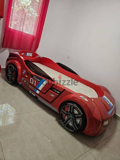 سرير اطفال مستورد على شكل سيارة