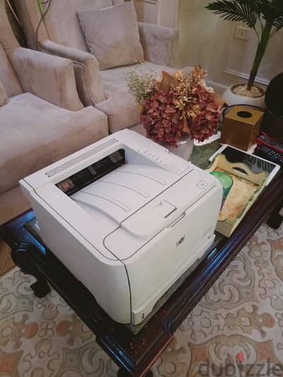 طابعه ليزر hp p2035 اسود للبيع بتطبع حوالي 25000