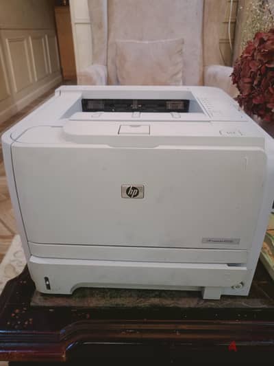 طابعه ليزر hp p2035 اسود للبيع بتطبع حوالي 25000