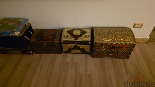 صندوق خشبي كبير a Big wooden box