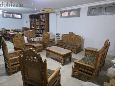 طقم عربى عدد ٢ كنبه و ٤ كرسي و  ١ طاوله كبيره و ٢ طاوله صغيره