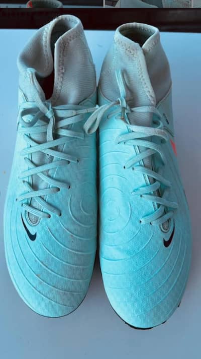 Nike phantom luna II  من هولندا بحاله ممتازه (لعب4مباريات فقط) مقاس 43