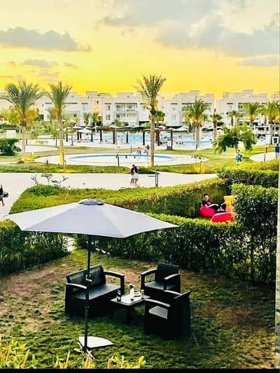 شاليه ارضي بحديقة للايجار موقع مميز جدا على حمام السباحة مباشره في امواج الساحل الشمالي فندق ريزيدنس