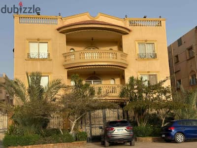 فيلا للبيع في جنوب الاكاديميه في التجمع الخامس علي حديقه