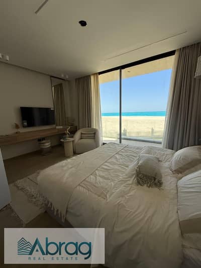 للبيع شاليه صف اول بحر في مارينا 5 بجوار فندق Rixos العلمين استلام فوري بالفرش