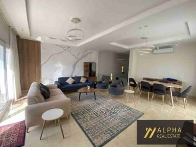 دوبلكس مفروش بالكامل للإيجار في Hyde Park بتصميم عصري مميز على مستويين مع فرش حديث يضمن الراحة والعملية في موقع هادئ داخل كمبوند راقي يوفر الخصوصية وقريب من الخدمات والمناطق الحيوية