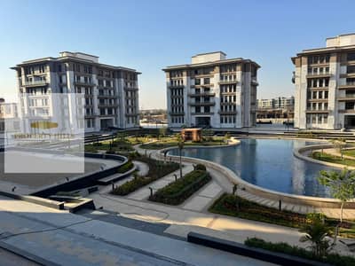شقة استلام فورى تشطيب سوبر لوكس بالتكيفات فى التجمع الخامس امام AUC مباشرة
