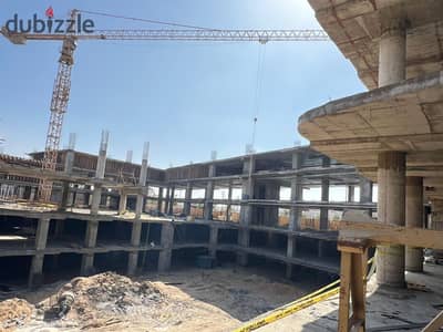 مطعم او كافية للبيع  بالقرب من الشيخ زايد، موقع استراتيجي بواجهة مميزة علي المحور مباشرة مول سبيس -Gates