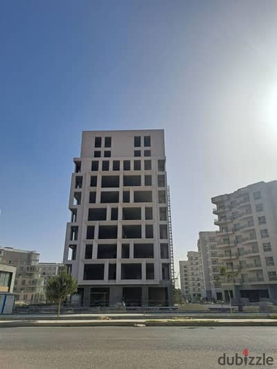 عيادة للبيع بواجهة علي المحور المركزي متشطب بالكامل بالتكيفات بمول 205 من شركة اركان بالم الشيخ زايد