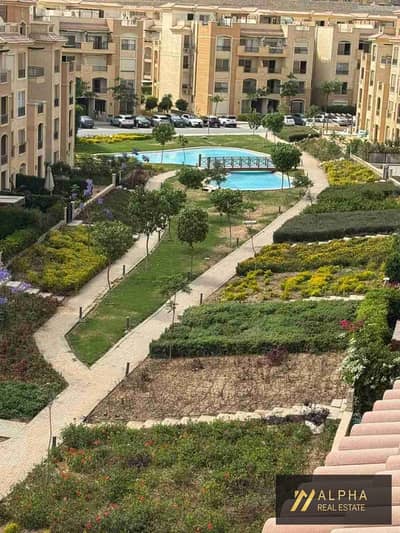 بنتهاوس فاخر للبيع في Stone Residence بتصميم مودرن مع رووف خاص وإطلالة مباشرة على البحيرة وتشطيب الترا سوبر لوكس في موقع مميز داخل كمبوند راقي قريب من الخدمات والمناطق الحيوية