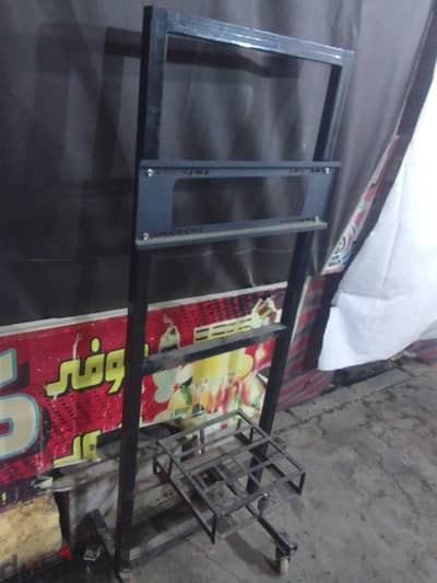 حامل شاشة بعجل متحرك