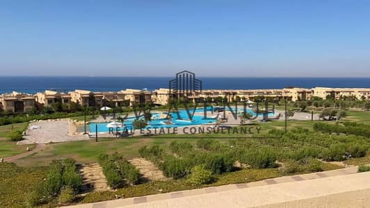 شاليه أرضي للبيع في تلال العين السخنة Telal Sokhna تشطيب وفرش كامل، جاهز للاستلام موقع مميز فيو مفتوح اتجاه بحر