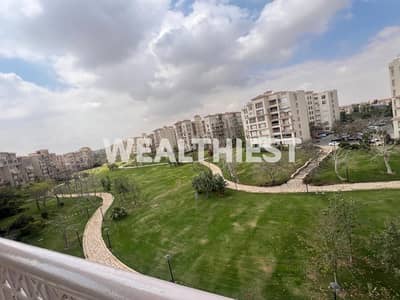 شقة وايد جاردن فيو للبيع كاش في B1 مدينتي بموقع راقي جدًا قرب Open Air Mall ونادي مدينتي والخدمات تشطيب ألترا سوبر لوكس واستلام فوري فرصة فاخرة للسكن