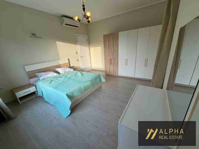 شقة مفروشة بالكامل للإيجار في Village Gate أول سكن بتصميم مودرن وفرش جديد مع فيو لاندسكيب مميز في موقع استراتيجي قريب من الجامعة الأمريكية والخدمات والمناطق الحيوية