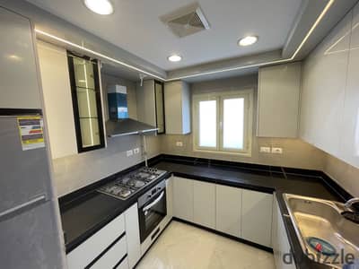 شقة اول سكن للايجار بالمطبخ و التكيفات بكمبوند امام واتر واي و جاردن 8 التجمع الاول