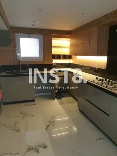 شقة مميزة للايجار بتشطيب كامل وبالمطبخ والتكييفات في ذا سكوير