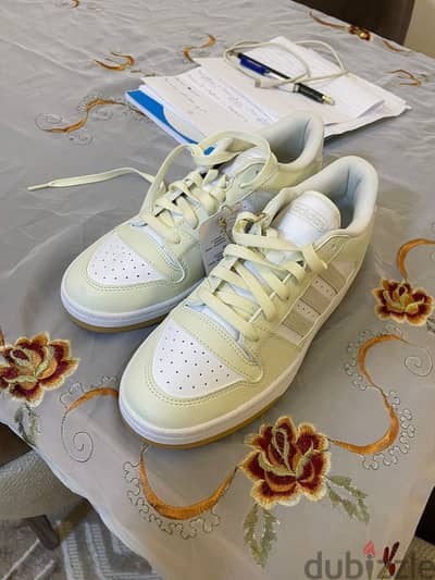 Adidas women’s shoes size (39)