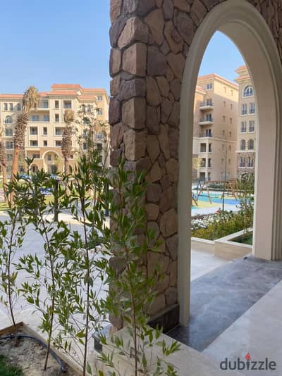 مفروش بالكامل . . 90 أفينيو كمبوند . . أمام AUC مباشرة