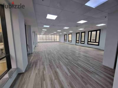 مكتب اداري للايجار متشطب وبالتكيفات مساحة 200 متر  Prime location  في التجمع الخامس
