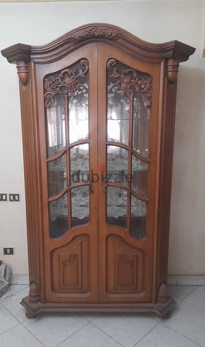 نيش عباره عن دلفتين و 2 درج