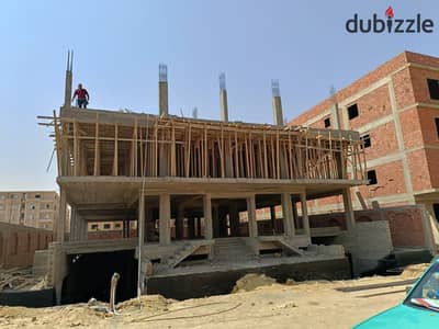 170 sq m double-fronted apartment overlooking a street and garden in the Fifth Settlement, near Al-Hurriya Street and Hassan Allam Compound. Delivery