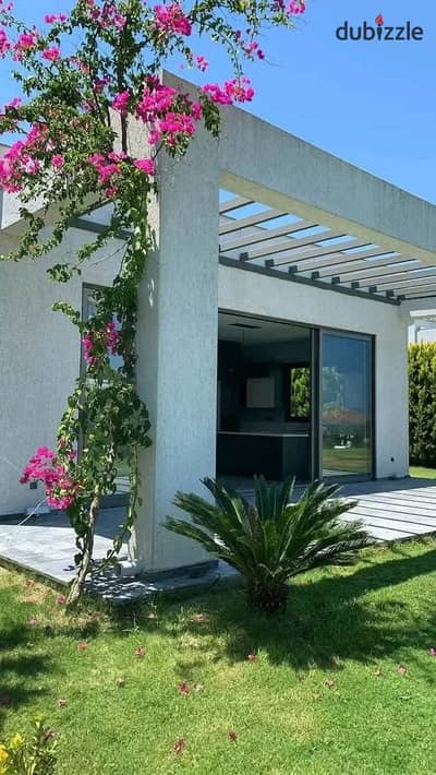 شالية للبيع متشطب بالتكيفات و المطبخ بفيو علي البحر مباشرة بمشروع سيزين الساحل الشمالي بجوار لافيستا