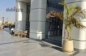 محل للايجار ارضي بمساحه خارجيه 27 م وجهه مول  سلفير جيت  الشيخ زايد