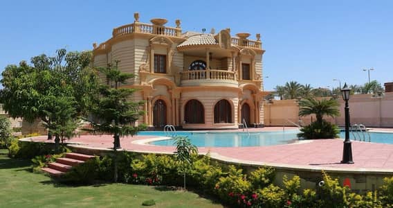 قصر فاخر لقطه للبيع في كمبوند ضاحيه النخيل
