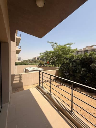 شقة أرضي مع حديقة للإيجار في فيفث سكوير مراسم