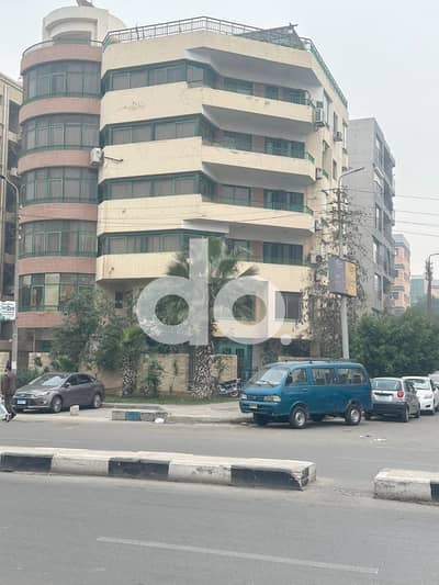 مكتب دورين للبيع، مساحته 705 متر مربع، تشطيب كامل، في شيراتون مصر الجديدة، موقع متميز جداً على الشارع الرئيسي.