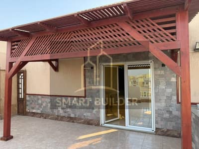 Apartment for rent on the third floor in Al-Banfsaj Villas, super lux finish, 3 bedrooms including one master with air conditioning and heaters, and a fully wooden kitchen with a stove and refrigerator.