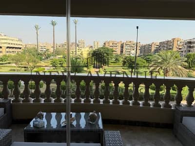 شقة للبيع في شيراتون المطار. تطل الواجهة الرئيسية مباشرة على حدائق متشطبة بالكامل مع التكيفات