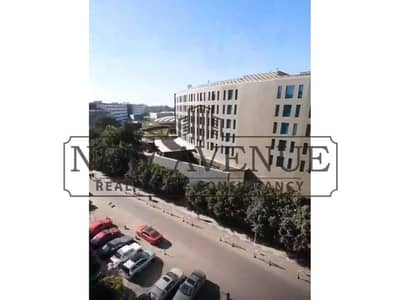 شقة للبيع في فندق شيراتون المطار تطل الواجهة الرئيسية مباشرة على حدائق فندق هيلتون