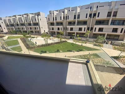 تاون هاوس في كمبوند البروج ( Alburouj ) في موقع مميز في مدينة الشروق بالقرب من مدينتي ودقايق من التجمع الخامس في اميز لوكيشن في القاهرة الجديدة