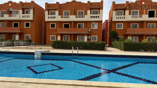 شاليه ٧٥م مفروش جاهز للسكن يطل على حمام السباحه عيون موسى
