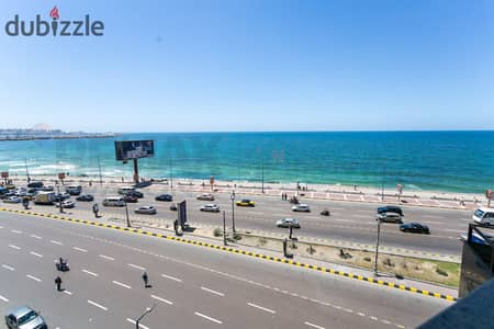 شقة للبيع 280 م كامب شيزار (علي البحر مباشرة)