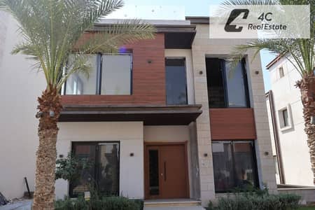 للبيع فيلا تاون هاس 4 غرف نوم استلام قريب فيو لاتند سكيب في ازار 2 التجمع الخامس Azzar 2 infinity new cairo