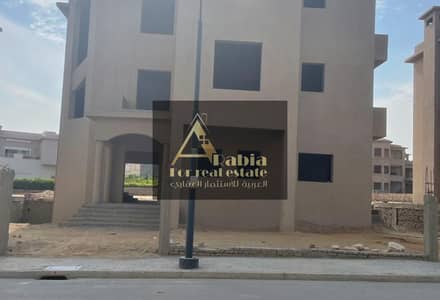 فيلا 1200م صف تاني جولف كمبوند قطاميه ديونز