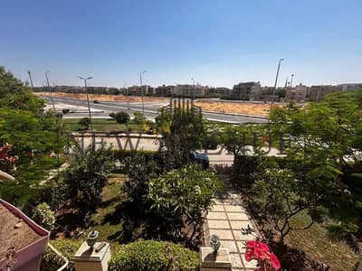 شقة 330متر كاملة التشطيب بإطلالة مفتوحة بجوار النادي للبيع في الشروق 2 مدينة الشروق فى الطابق الثالث