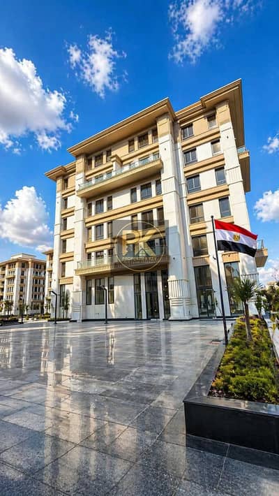 دايركت على شارع التسعين الجنوبي مباشرة  قلب التجمع الخامس - أرقى المناطق  دقائق من الجامعة الأمريكية AUC  بجوار كايرو فيستيفال سيتي ومستشفى الس