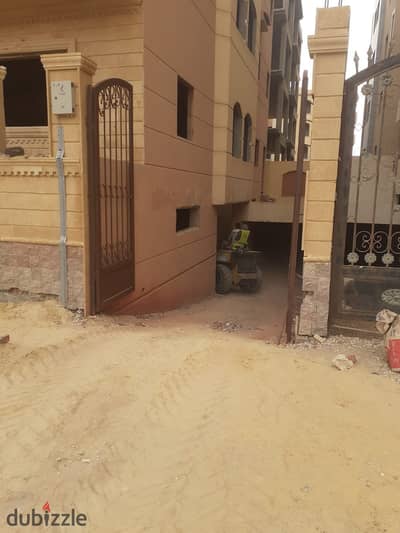 عمارة للبيع اندلس عائلى منطقة ٦ بحرى عالفاصل  مساحة الأرض ٣٠٠متر مبانى كاملة عبارة عن(بدروم + ارضي + ٣ ادوار متكرره + الرووف) الارضى شقة والباقى