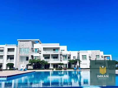 شاليه للبيع متشطب بالتكييفات و استلام فوري lagoon and sea view ب 60 دقيقه للقاهره من العين السخنه في قرية اروما Aroma