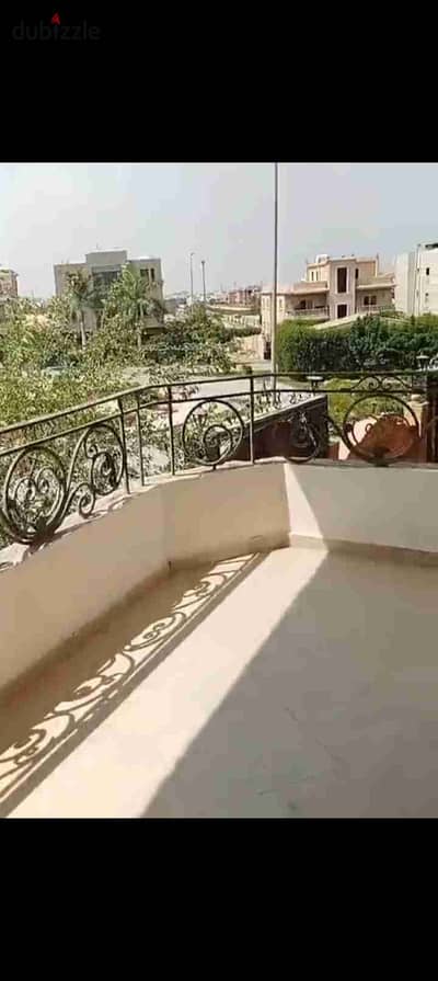شقه ارضي مرتفع بمدخل خاص تشطيب سوبر لوكس