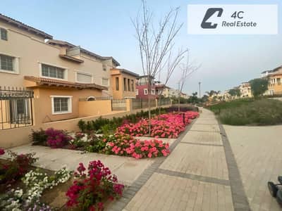 لسرعه البيع باقل من سعر الشركه تاون هاوس ريسيلnext to club house  بكمبوند هايد بارك التجمع الخامس بتقسيمه مميزه جاهز للمعاينه