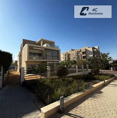 Corner townhouse villa ultra super lux finishing 3 bedrooms open view and the best layout for sale in Fifth Square Compound Al Marasem Fifth Settlemen