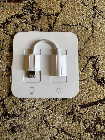 Apple Lightning to 3.5 mm Headphone Jack Adapter