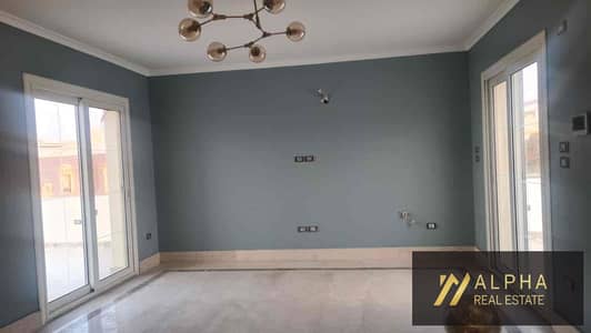 بنتهاوس للايجار في مونتن فيو اكزيكتيف بالمطبخ و التكيفات -3غرف نوم و ٢رووف موقع مميز التجمع الخامس القاهره الجديده
