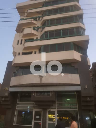 مبنى إداري مستقل جاهز للسكن مساحته 1700 متر مربع، مكون من 6 أدوار مكيفة، في مصر الجديدة - القاهرة، طابق أرضي + طابق أول