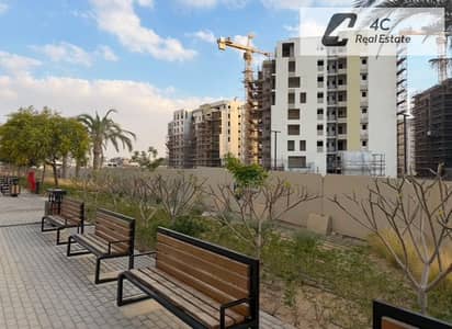 شقة للبيع التجمع الخامس ZED East اورا متشطبة بالكامل بالتكييفات والمطبخ 2 غرفة نوم دور اول استلام قريب موقع مميز بجوار هايد بارك و ماونتن فيو اي سيتي